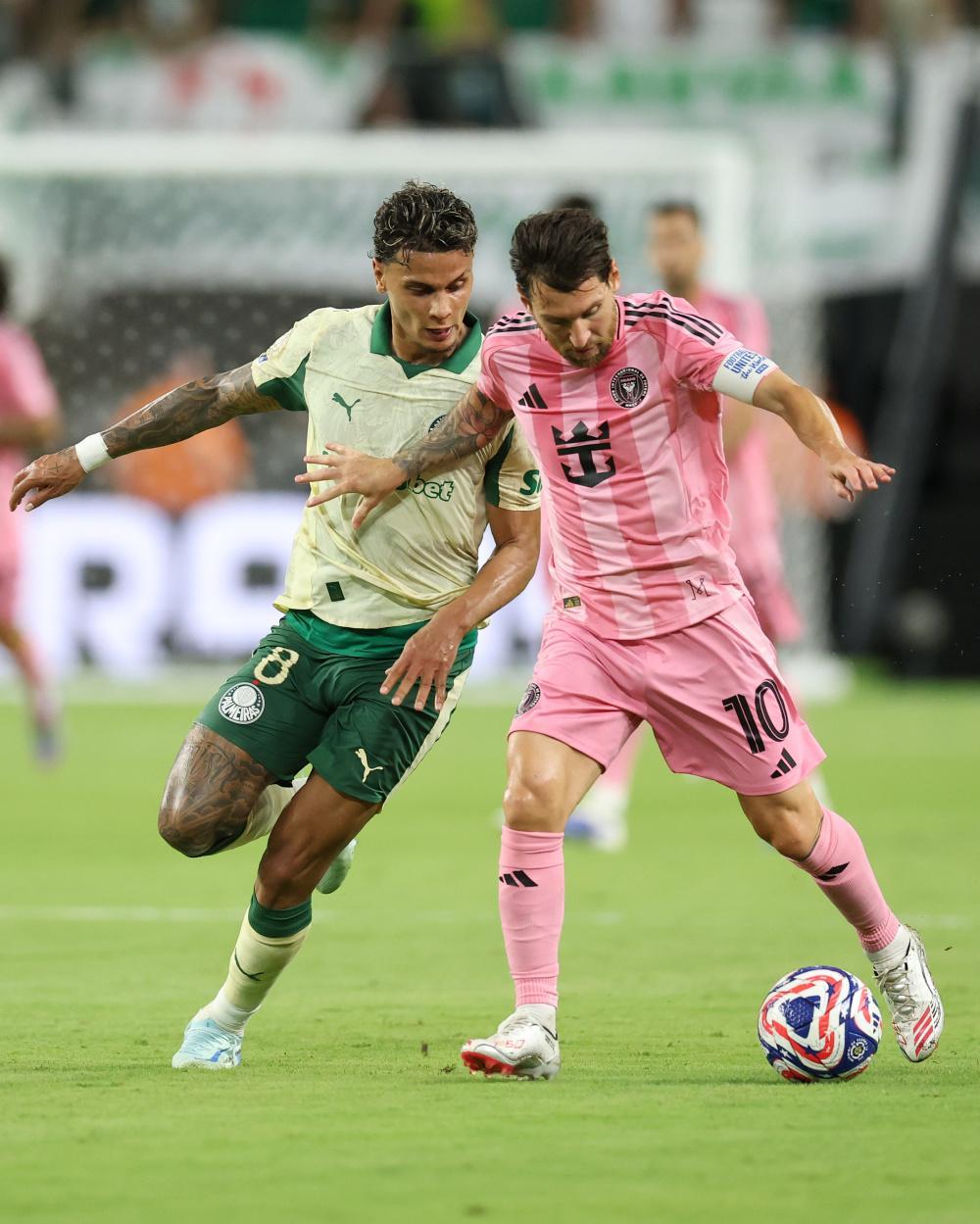 欧宝体育入口-关键时刻欧联焦点战，巴黎圣日耳曼内部沟通，质疑声仍在，身体对抗强度拉满